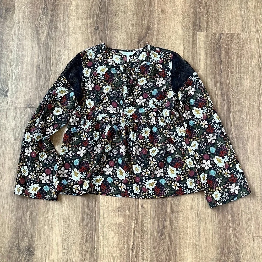 BCBGeneration Floral Lace Shoulder top Sz S